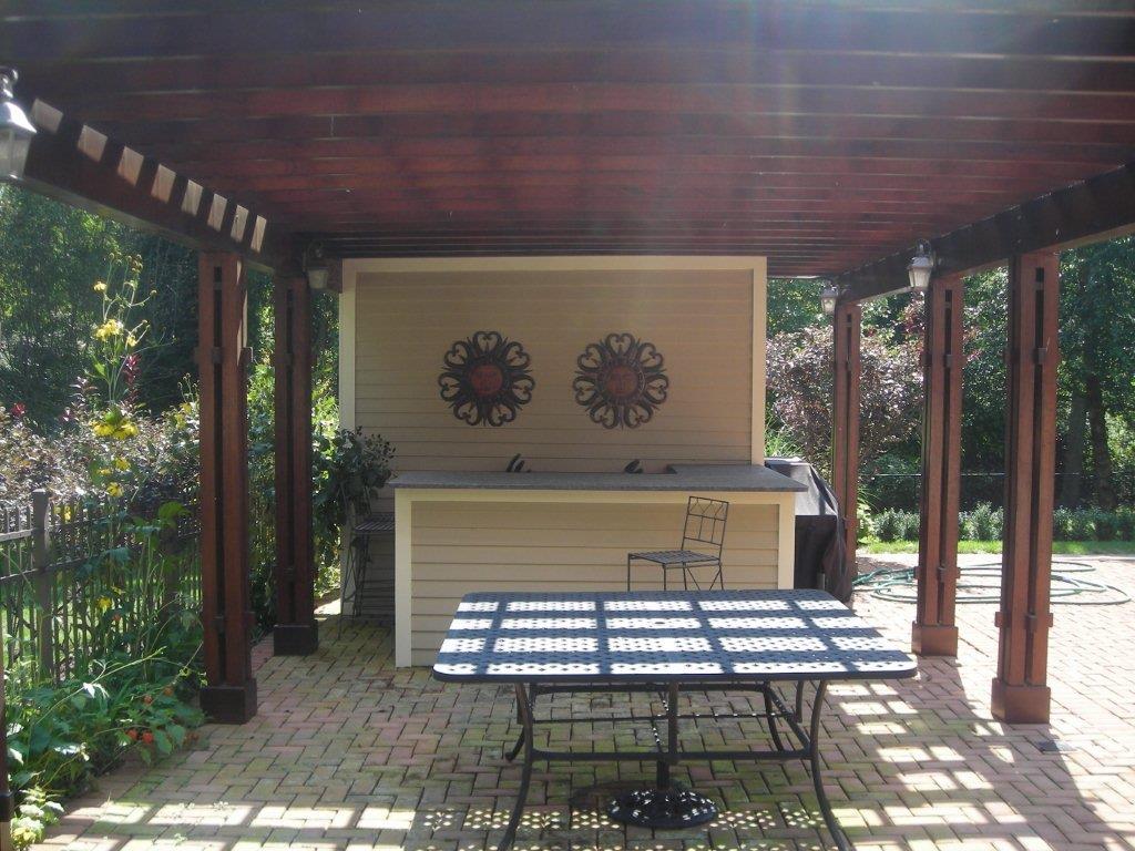 A table and chairs in the middle of an outdoor patio.